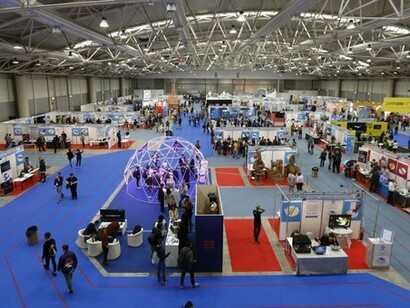La Maker Faire alla Fiera di Roma è il luogo dove persone di tutte le età si riuniscono per mostrare ciò che stanno realizzando, condividono ciò che stanno imparando e validano i propri prototipi