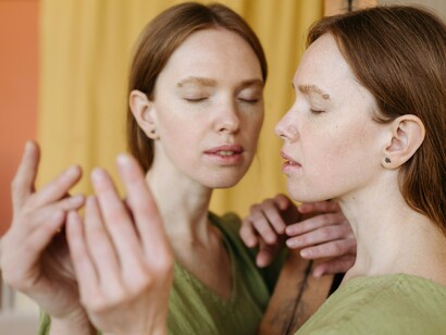 Diante do espelho, a mulher contempla a própria imagem em um momento de introspecção. A percepção de si também participa da maneira como cada indivíduo constrói sua experiência do mundo