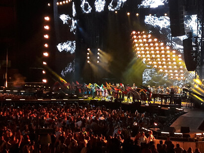 Dos bandas de músicos y coros durante el concierto de Alejandro Sanz en el Vicente Calderón