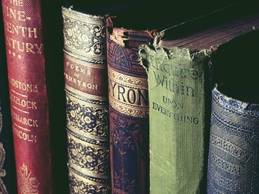 Ajustados os pontos, as deixas, idealizados atores e atrizes, acorri em busca de produtor. Conhecia, tinha amizade, mas algumas situações aparentes e distantes para mim, fugiam de pelo menos pedir dicas para ela.
Não vou citar o nome, mas uma besteirinha posso contar