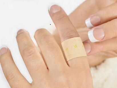 Un apósito en un dedo para cerrar una herida