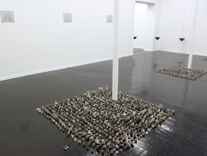 Large Stonegarden (monochrome), 2010, Pierres, 3 haut-parleurs, lecteur MP3, câbles, audio, environ 165 x 165 cm, Stones, 3 speakers, MP3 player, wires, audio