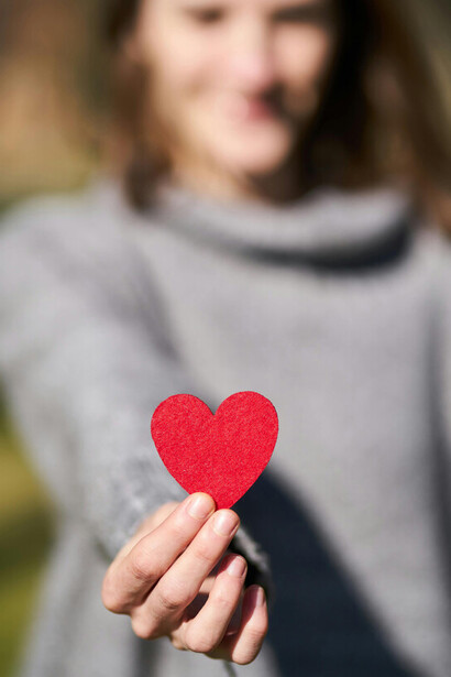 Desde pequeños nos educan para buscar la “media naranja”, como si la realización personal solo fuera posible a través de una pareja monógama