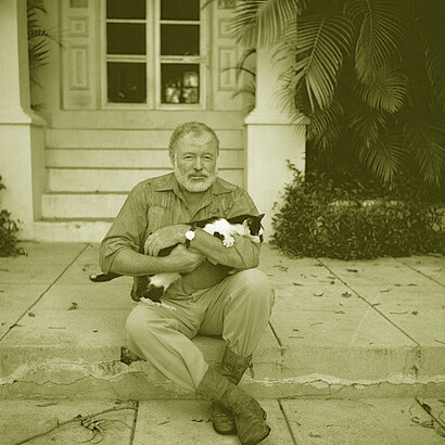 Ernest Hemingway a Cuba col suo gatto
