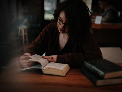 Una mujer estudia un nuevo idioma. Las lenguas encarnan la historia de la humanidad