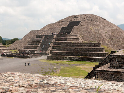 La Pirámide del Sol, considerada un centro de peregrinación desde hace muchos años, tiene 64 metros de altura y 260 escalones aproximadamente