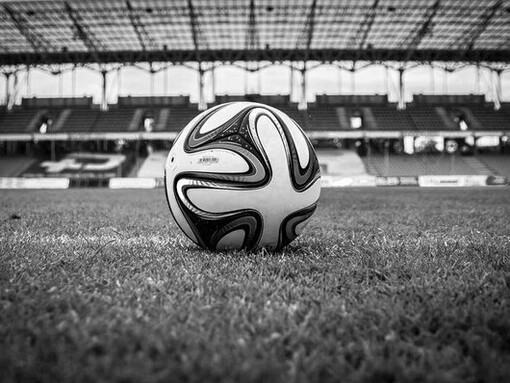 Bola de futebol no gramado. As bets, apostas desportivas on-line, descortinaram estas possibilidades dentro da arena profissional, dos amadores e vagarosos reguladores nesta nação afeita, a usar a lei de Gérson - um jeitinho desvirtuado que esse craque da seleção canarinha, herdou por pecha - hoje comentarista técnico também por excelência