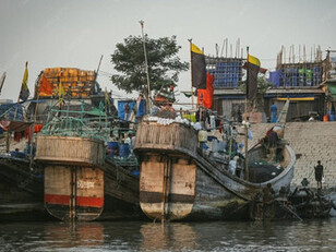 Aquí, aparece una primera ruptura fundamental con la tradición geométrica de la arquitectura moderna. La geometría clásica presupone suelo estable, límites claros, permanencia. Casas flotantes en Bangladesh