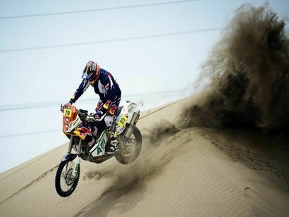 Moto recorriendo las dunas