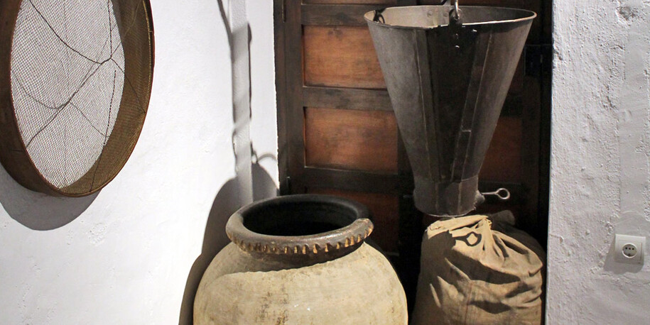Panadería: La tahona, Exhibition view. Courtesy of Museo Unicaja de Artes y Costumbres Populares