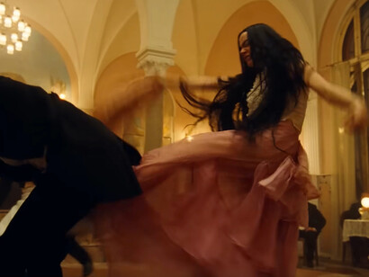 Pobres Criaturas é uma meditação sobre poder, controle e autonomia pessoal, com Bella Baxter de Emma Stone desafiando as normas sociais e explorando seu próprio ser sob a direção ousada de Yorgos Lanthimos