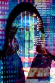 La Inteligencia Artificial busca emular la capacidad de aprendizaje, razonamiento y adaptación que tenemos los seres humanos