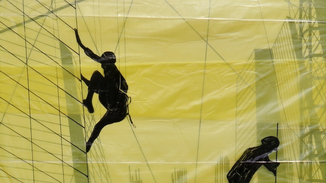 Men at work, 2014, Tar, enamel and plastic combustion on canvas, 50 x 60 cm