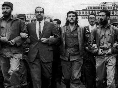 Marcha en memoria de las víctimas de la explosión de La Coubre. De izquierda a derecha: Fidel Castro, Osvaldo Dorticós Torrado, «Che» Guevara, Augusto Martínez Sánchez y, atrás, entre estos últimos, Regino Boti, 1960