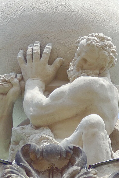 Während der Kult der Göttin Bona Dea Männer weitestgehend ausschloss, verbot der Kult des Hercules Invictus auf dem Ara Maxima die Anwesenheit aller Frauen. Bild: Hercules-Saxonikus im Dresdner-Zwinger-Barockbauwerke, Dresden, Deutschland