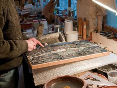 Atelier de Christian Sicault. En regardant ses yeux qui pétillent et ses mains d’artisan, on est certain que l’Art l’a choisi et qu’il a trouvé sa voie