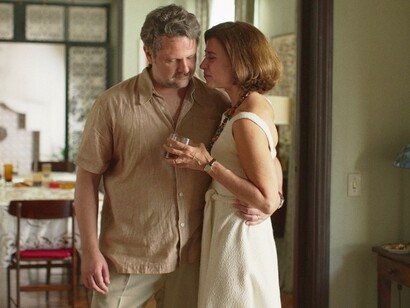 Selton Mello e Fernanda Torres sono Rubens Paiva e la moglie Eunice Facciolla, in una scena del film, diretto da Walter Salles, "Io sono ancora qui"