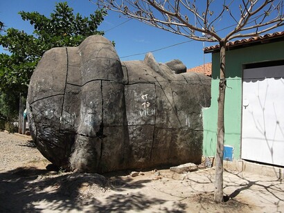 Vista de outro ângulo, a cabeça de Santo Antônio revela as marcas do tempo e as divisões da estrutura de concreto. O monumento inacabado, que por anos permaneceu no meio da cidade, ganhou uma nova dimensão quando sua história chegou à literatura de Socorro Acioli