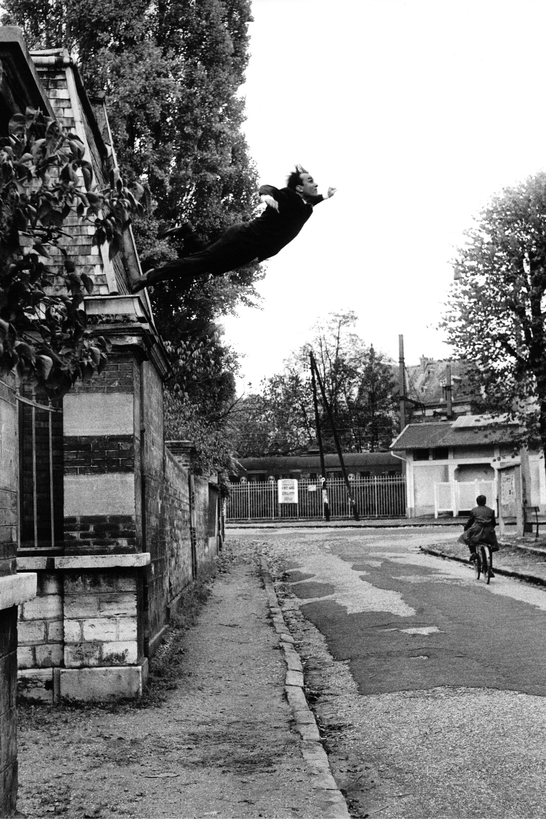 ID_2
KENDER, János (1937–1983) and SHUNK, Harry (1942–2006)
Yves Klein's 'Saut dans le Vide', Fontenay-aux-Roses, France, 1960
360 x 280 mm
Photograph: Shunk-Kender 
© J. Paul Getty Trust. All rights reserved 
