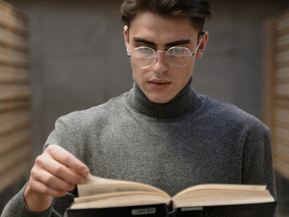 Estudante passa horas lendo um material de física na biblioteca