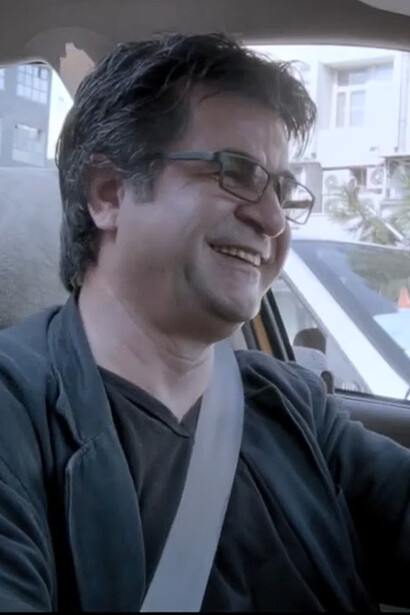 Dans Taxi Téhéran (2015), la voiture devient un microcosme de la société iranienne, révélant tensions et contradictions