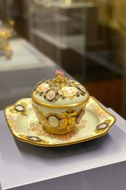Christian Frey (Augusta, notizie dal 1724 al 1751) e Manifattura Du Paquier, Vienna
Zuppiera con sottopiatto
1735 circa
porcellana dipinta in policromia e dorata, montatura in oro, diamanti, cammei in conchiglia
Museo Statale Ermitage, San Pietroburgo
