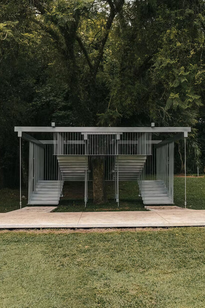 MON sem paredes. Artistas conquistam os jardins do MON. Cortesia do Museu Oscar Niemeyer