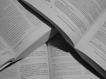 Libros, mapas, cuadernos y lecturas compartidas siguen siendo parte esencial de una educación capaz de formar ciudadanos autónomos