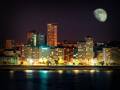 Noche en la ciudad de A Coruña en Galicia, España