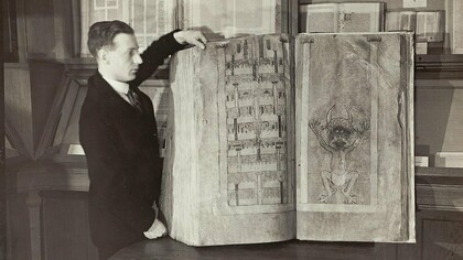 O elemento mais icônico do Códex Gigas é a ilustração do Diabo, que ocupa uma página inteira. A imagem do demônio é grotesca, com garras afiadas, língua bifurcada e um olhar penetrante, em uma pose imponente que intimida e fascina ao mesmo tempo. Esta ilustração gerou inúmeras especulações e lendas sobre a origem do livro