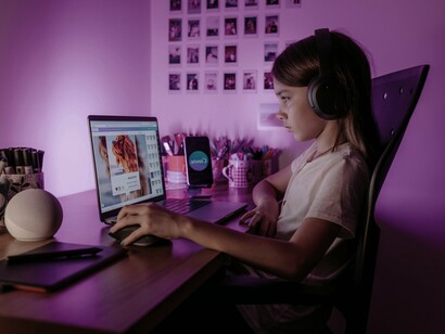 Criança viciada em telas. A adolescência é marcada por intensas transformações cognitivas e emocionais, onde o uso das redes sociais e de dispositivos digitais torna-se onipresente. Nesta fase, o excesso de telas pode aumentar a ansiedade, a depressão e os problemas de autoimagem devido à constante comparação social. O vício em jogos digitais e o uso compulsivo das redes podem também comprometer o desempenho escolar e dificultar o desenvolvimento de relações interpessoais autênticas. Estratégias de autocontrole, como a prática de “desconectar” periodicamente e o estabelecimento de horários livres de tecnologia — especialmente antes de dormir — podem reduzir esses riscos