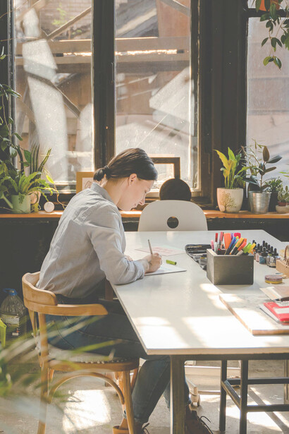 Escritora trabajando en su obra. El erotismo es una salida del ser individual que se proyecta hacia algo o alguien