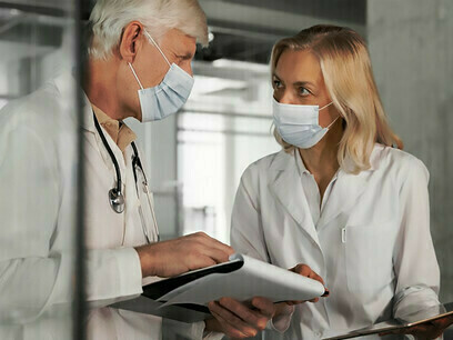 Médicos que usan mascarillas hablan sobre la medicina P4 e introducen la atención médica personalizada