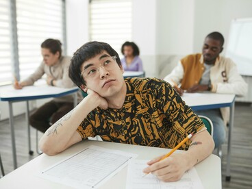 Se o mercado recebe profissionais no atacado todos os anos e não consegue absorvê-los, como um estudante com uma formação inferior conseguirá competir com aquele mais bem preparado? Não falo nem da qualidade entre universidades, mas da comparação entre estudantes
