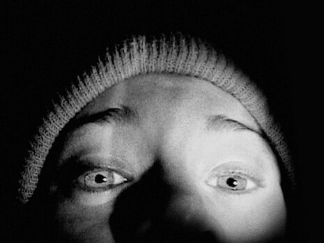 Capa famosa e emblemática do filme A Bruxa de Blair lançado em 1999