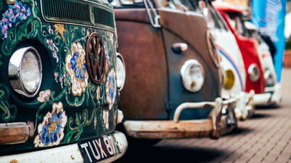 I Van della Volkswagen decorati dai "figli dei fiori" negli anni '60