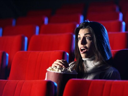 Espectadora en una sala de cine
