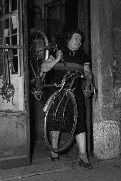 Alfonsina Strada esce dal suo negozio
