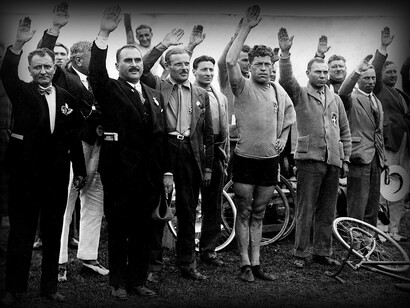 1928. I totalitarismi, che si stanno riemergendo in alcune aree del mondo, mirano a concentrare il potere nelle mani di pochi, soffocando qualsiasi forma di dissenso e compromettendo la libertà individuale