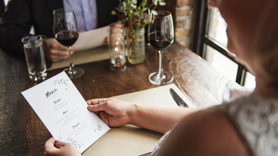 En ciertos restaurantes contemporáneos, la sofisticación del discurso gastronómico convive curiosamente con prácticas culinarias que parecen desafiar con elegancia los principios más básicos de la cocina