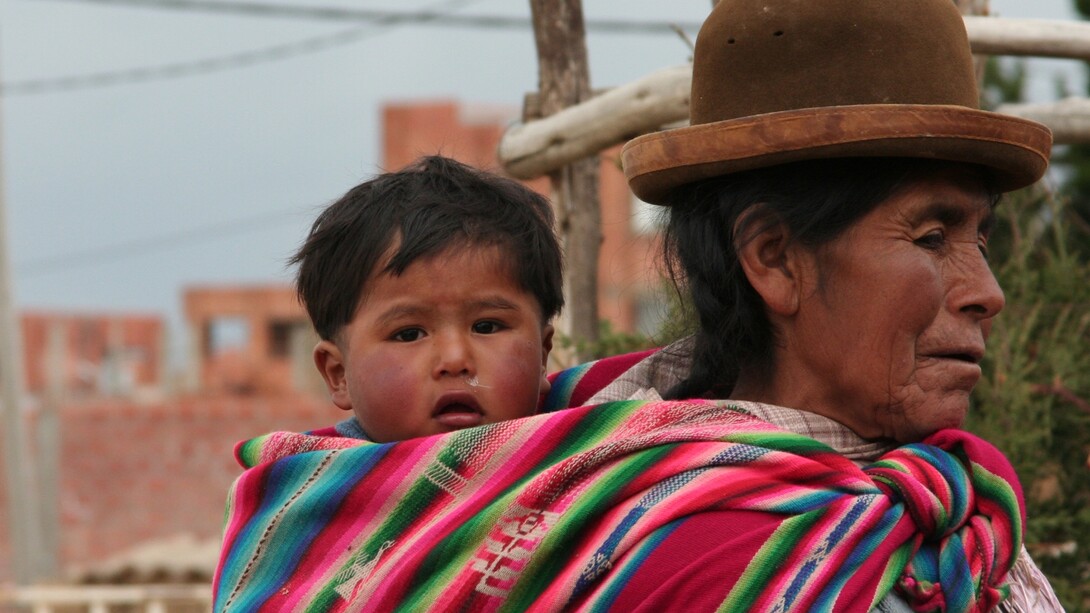 Una mujer indígena con su hijo