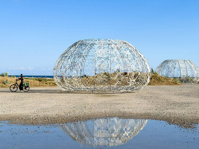 El conjunto industrial de las Tres Chimeneas es un monumento moderno que forma parte del skyline de la ciudad de Barcelona y de la historia de Catalunya. Central térmica de Sant Adrià de Besòs durante la bienal de arte Manifesta 15, 2024, Barcelona, España