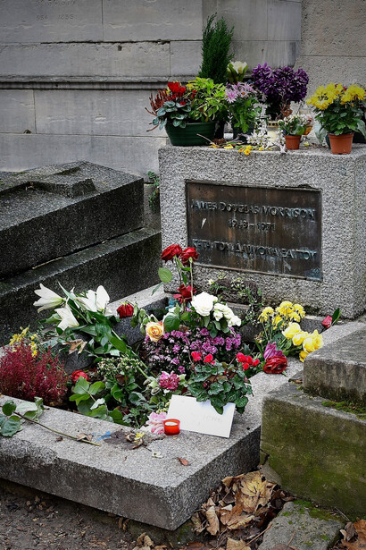 Père-Lachaise è un atlante sentimentale della cultura europea, dove ogni tomba è una storia che sopravvive al tempo. Nella foto la tomba di Jim Morrison. Cimitero di Père-Lachaise, Parigi, Francia