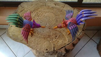 Para salvarme necesito un nivel de agua suficientemente elevado para que me haga flotar hasta alcanzar la superficie y poder asirme al brocal.  Dos pájaros. Alebrijes de San Antonio Arrazola, Oaxaca, México