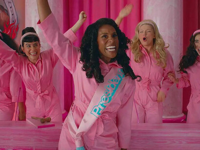 Cena do filme Barbie (2023) com Issa Rae e Emma Mackey