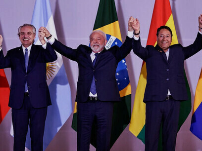 Die südamerikanischen Staats- und Regierungschefs reichen sich im Itamaraty-Palast in Brasilia, Brasilien, solidarisch die Hände und symbolisieren damit ihre gemeinsame Vision für die Zukunft inmitten einer sich verändernden politischen Landschaft