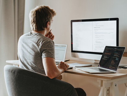 Há que salientar a importância de fazer uso das tecnologias educacionais como meio e não fim do processo de aprendizagem, de modo que a posição do professor continue sendo a de mediador e facilitador do conteúdo