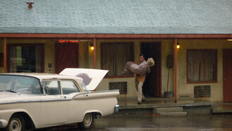Norman Bates, notório psicopata personagem de Alfred Hichtcock, carrega um cadáver em cena do filme "Psicose", de 1960. Se a psicopatia fosse apenas aquilo que Hollywood nos mostra, todos os psicopatas seriam assassinos em série com um sorriso sinistro e um plano mestre. Mas a realidade é muito mais complexa. Será que já nascem assim? É uma questão de traumas de infância? E qual é o papel da alexitimia em tudo isto?