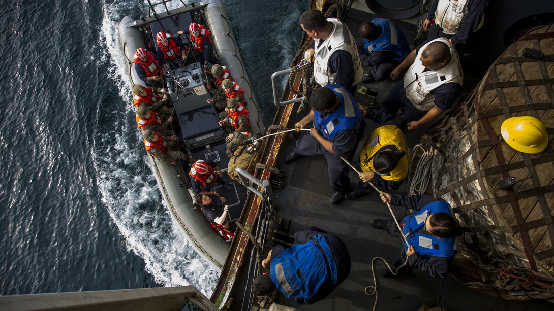 Des Marines américains affectés au Combat Logistics Battalion 22 (CLB-22) embarquent sur un Rigid Hull Inflatable Boat (RHIB) depuis le navire d'assaut amphibie USS Wasp (LHD 1) pour se rendre au navire de transport amphibie USS San Antonio (LPD 17) dans le cadre d'une mission d'entraînement pour l'aide humanitaire étrangère pendant l'exercice de formation unitaire composite (COMPTUEX), Océan Atlantique, 10 mai 2016
