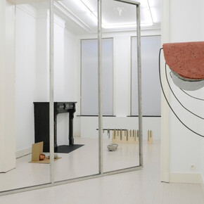 All images: Florian Roithmayr, 2015, SERVICE Installation view at Motinternational Brussels, Courtesy of the artist and Motinternational London and Brussels